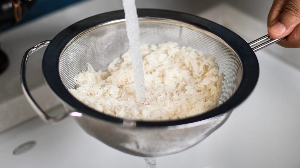Washing and soaking rice